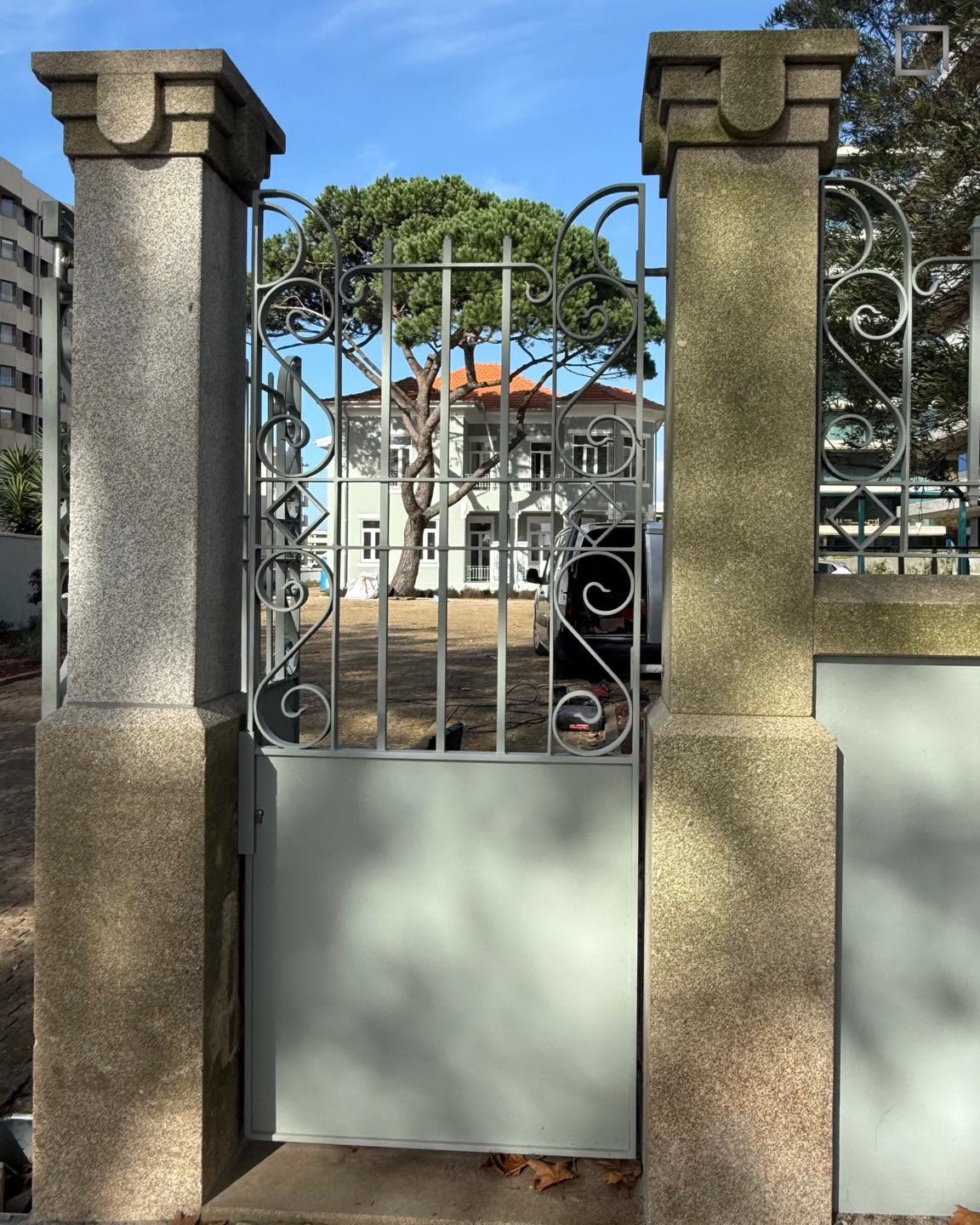 Portão metálico feito à medida pela ECOS